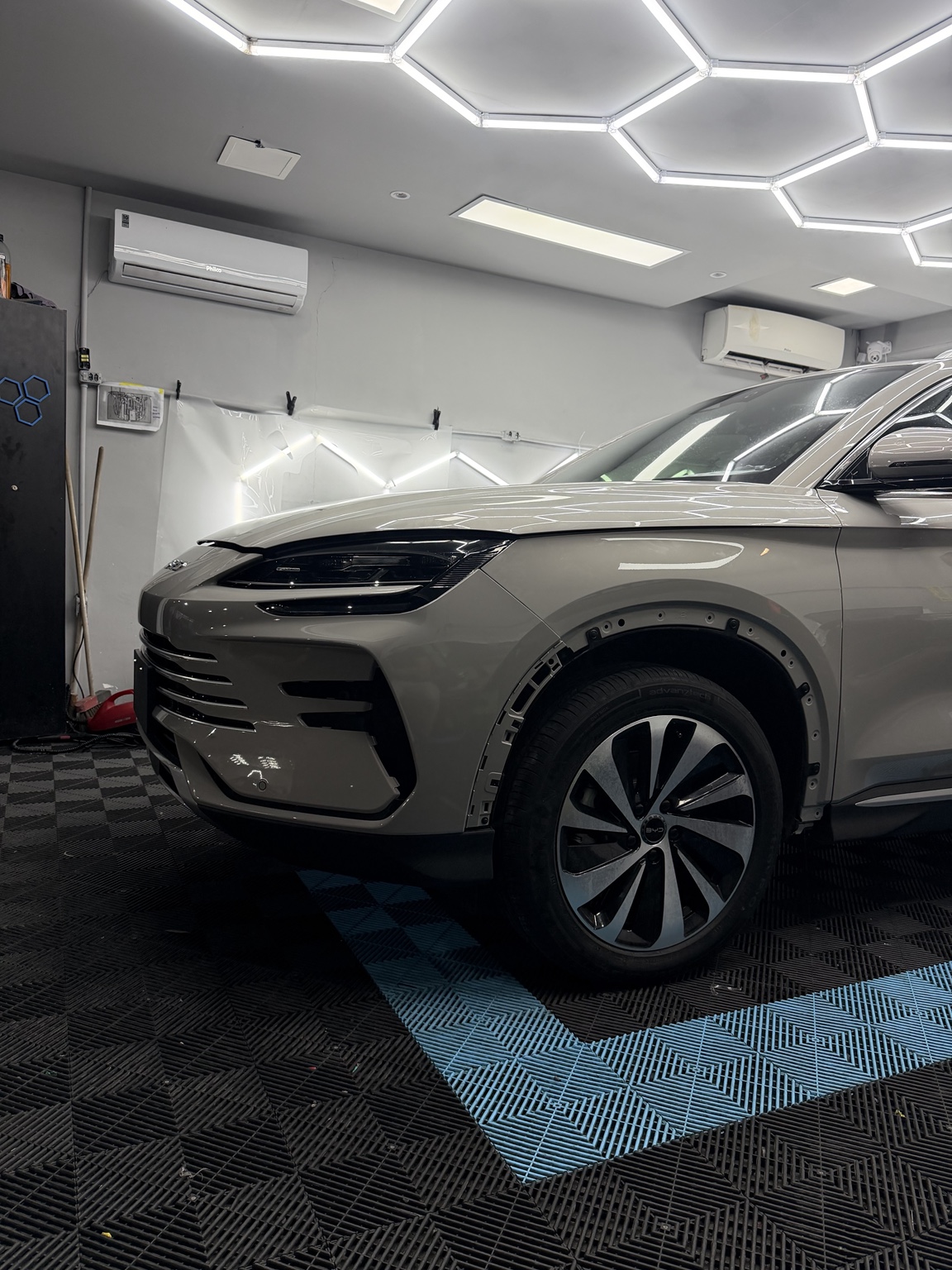 BYD em preparação, com moldura do para-lama removida