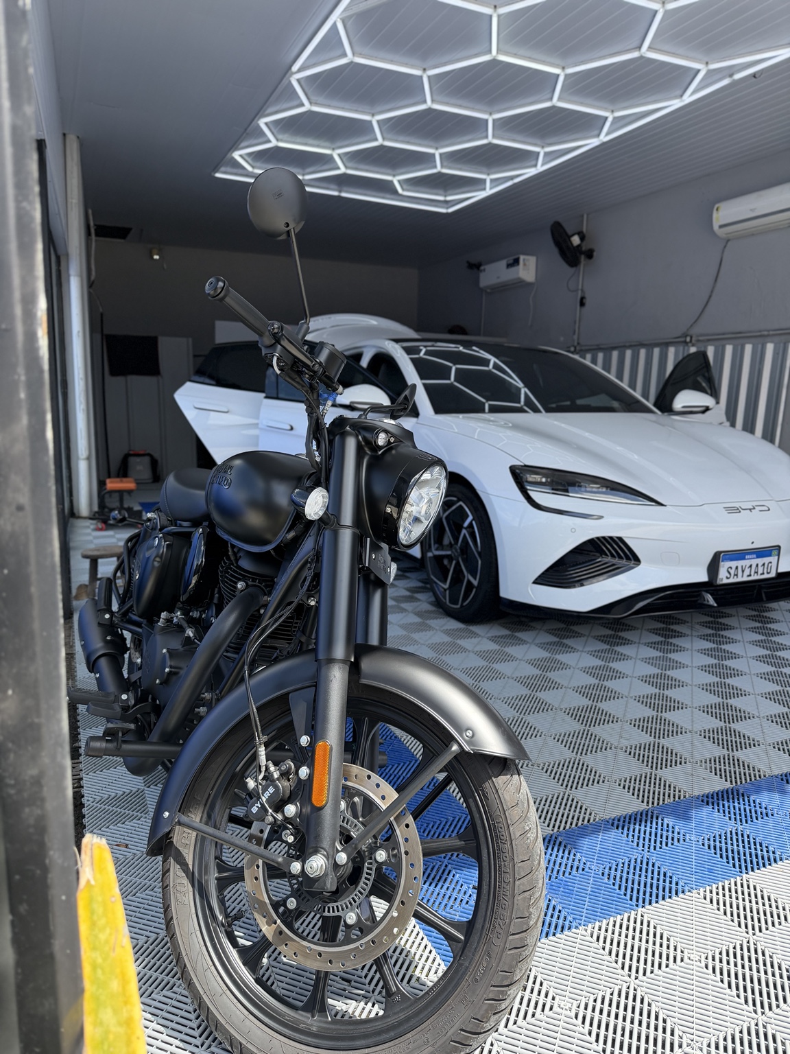 Motocicleta e BYD branco no estúdio da Vitrifik