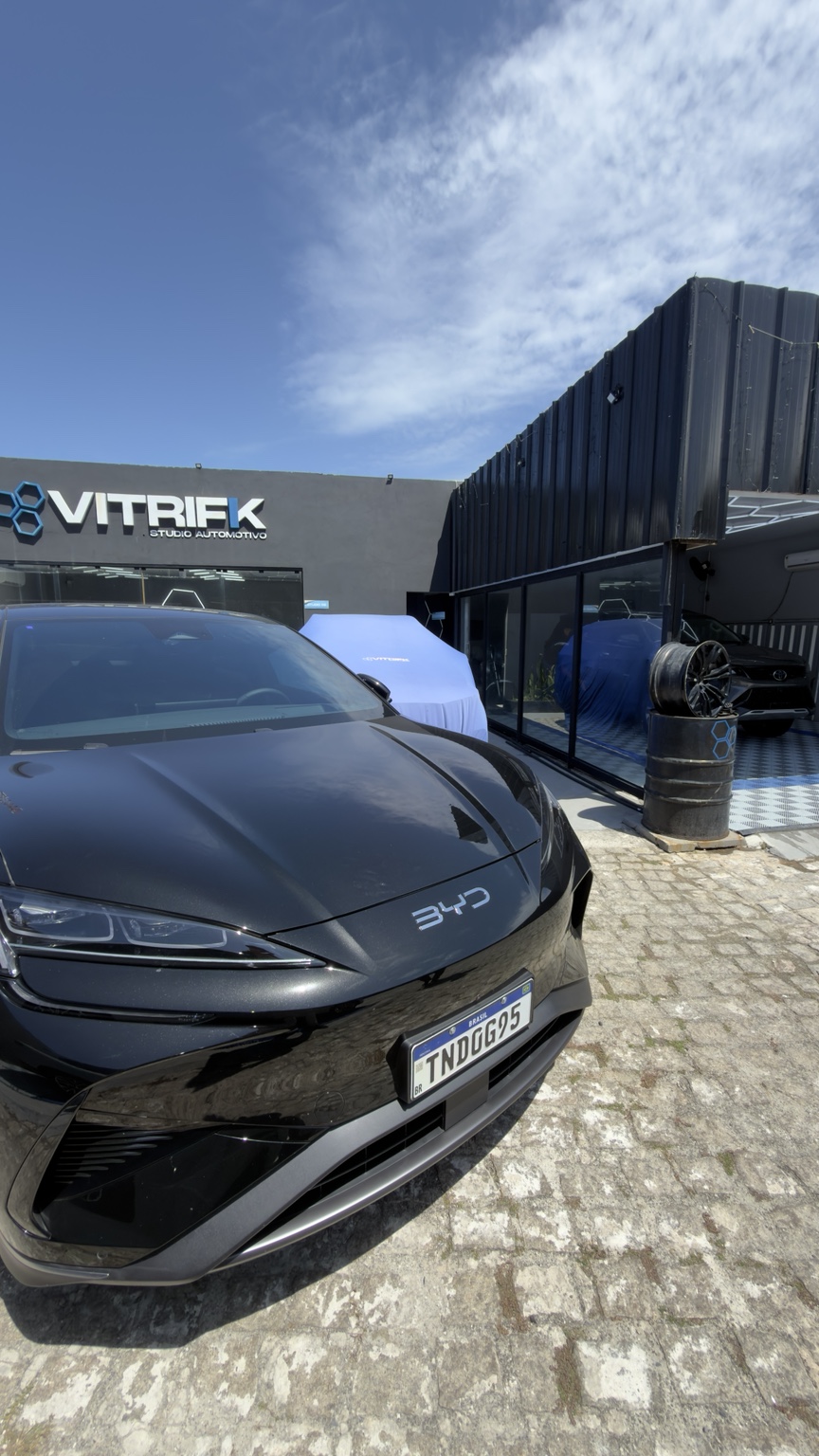 BYD preto em frente à fachada e ao estúdio da Vitrifik
